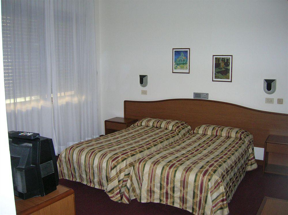 Hotel Cristallo Cattolica Esterno foto