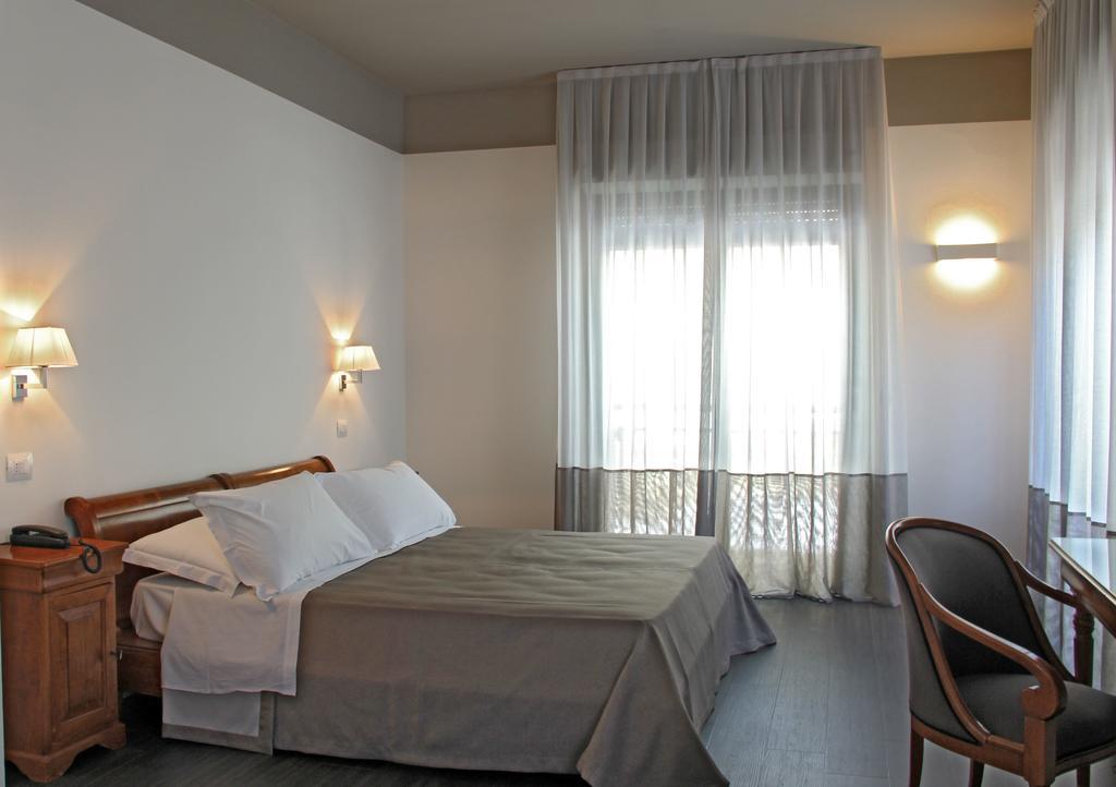 Hotel Cristallo Cattolica Camera foto