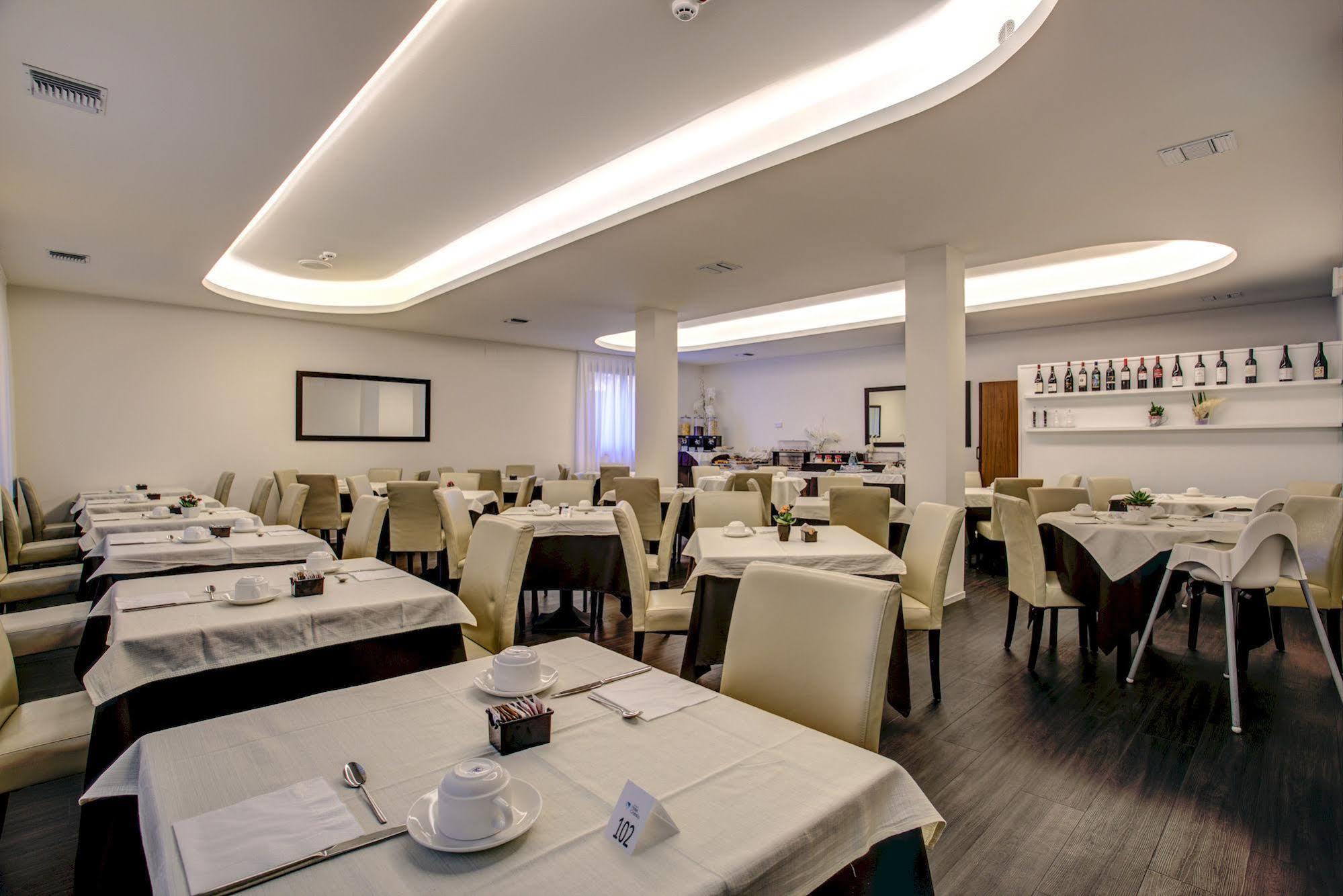 Hotel Cristallo Cattolica Esterno foto