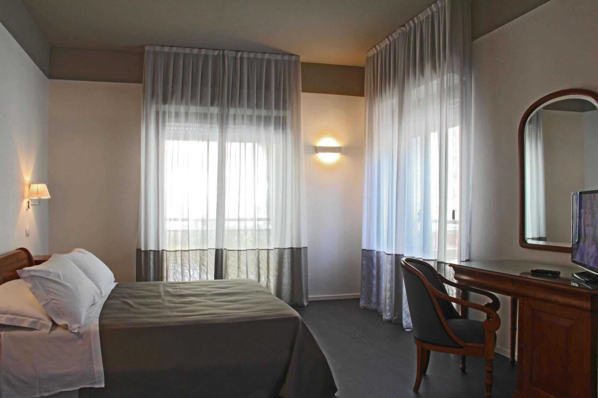 Hotel Cristallo Cattolica Esterno foto
