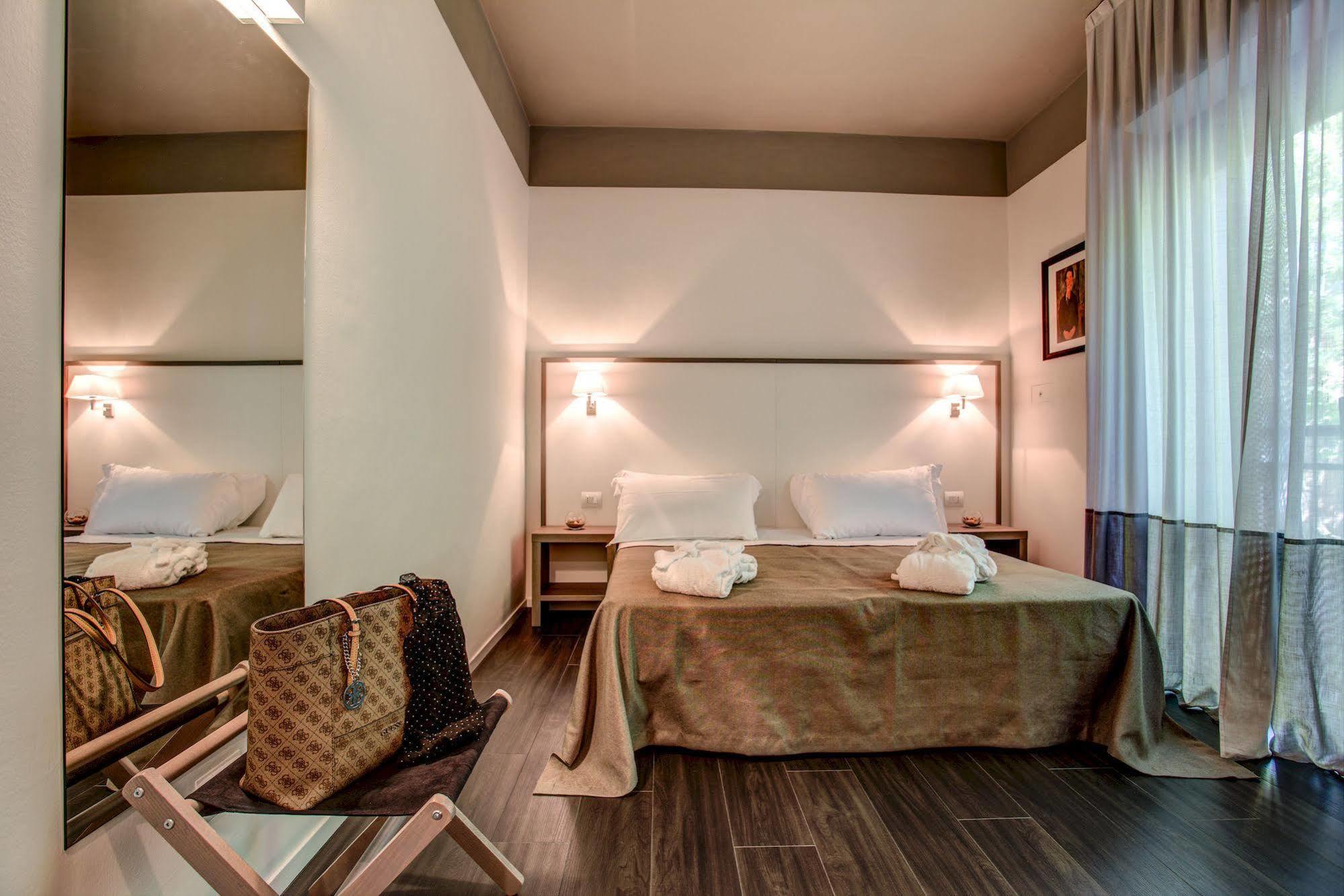 Hotel Cristallo Cattolica Esterno foto