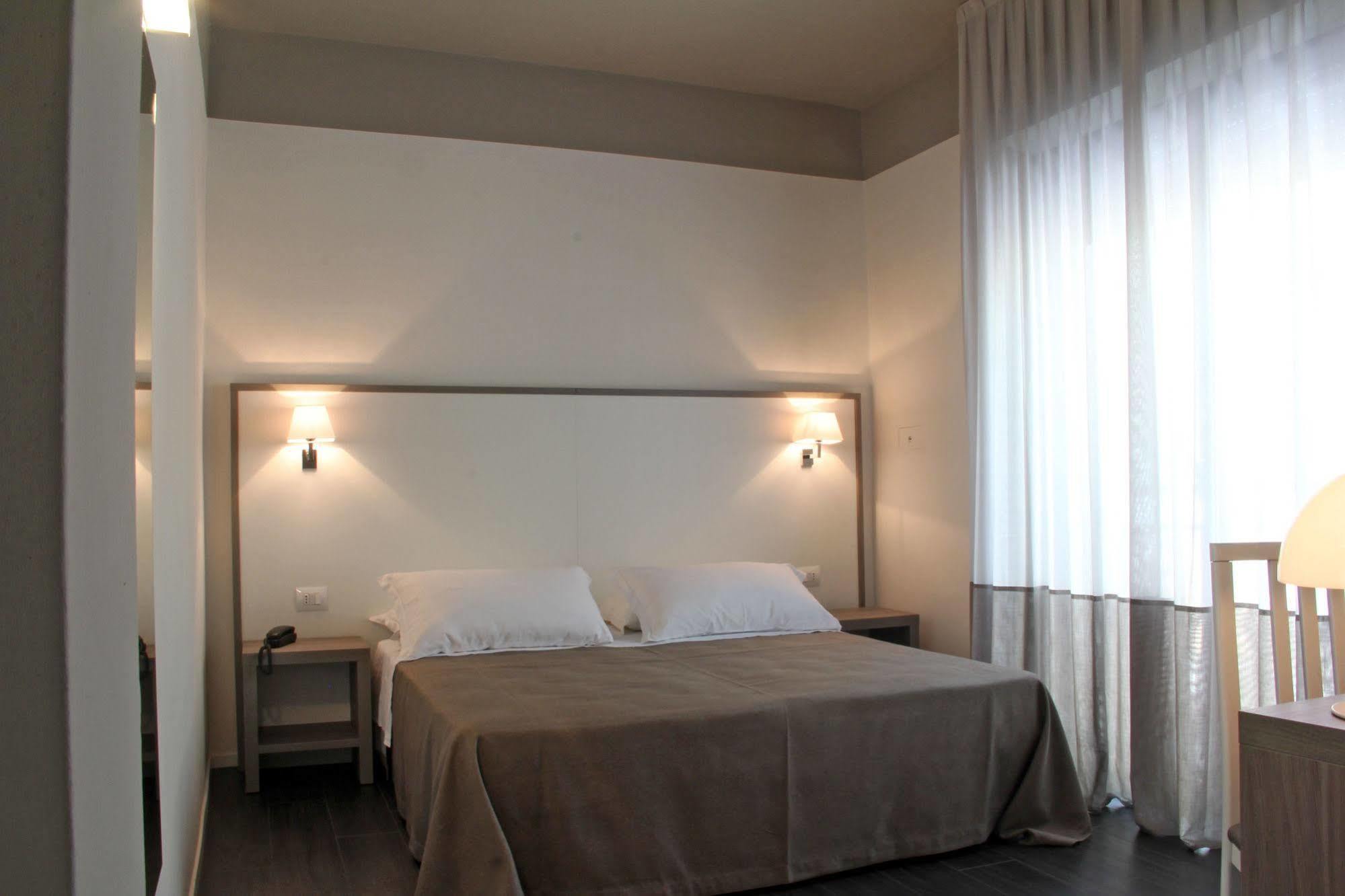 Hotel Cristallo Cattolica Esterno foto